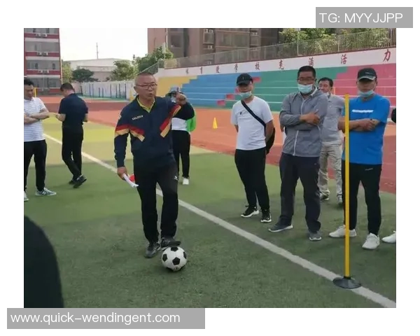 提升初中生足球技能的全面训练方案与实施策略分析